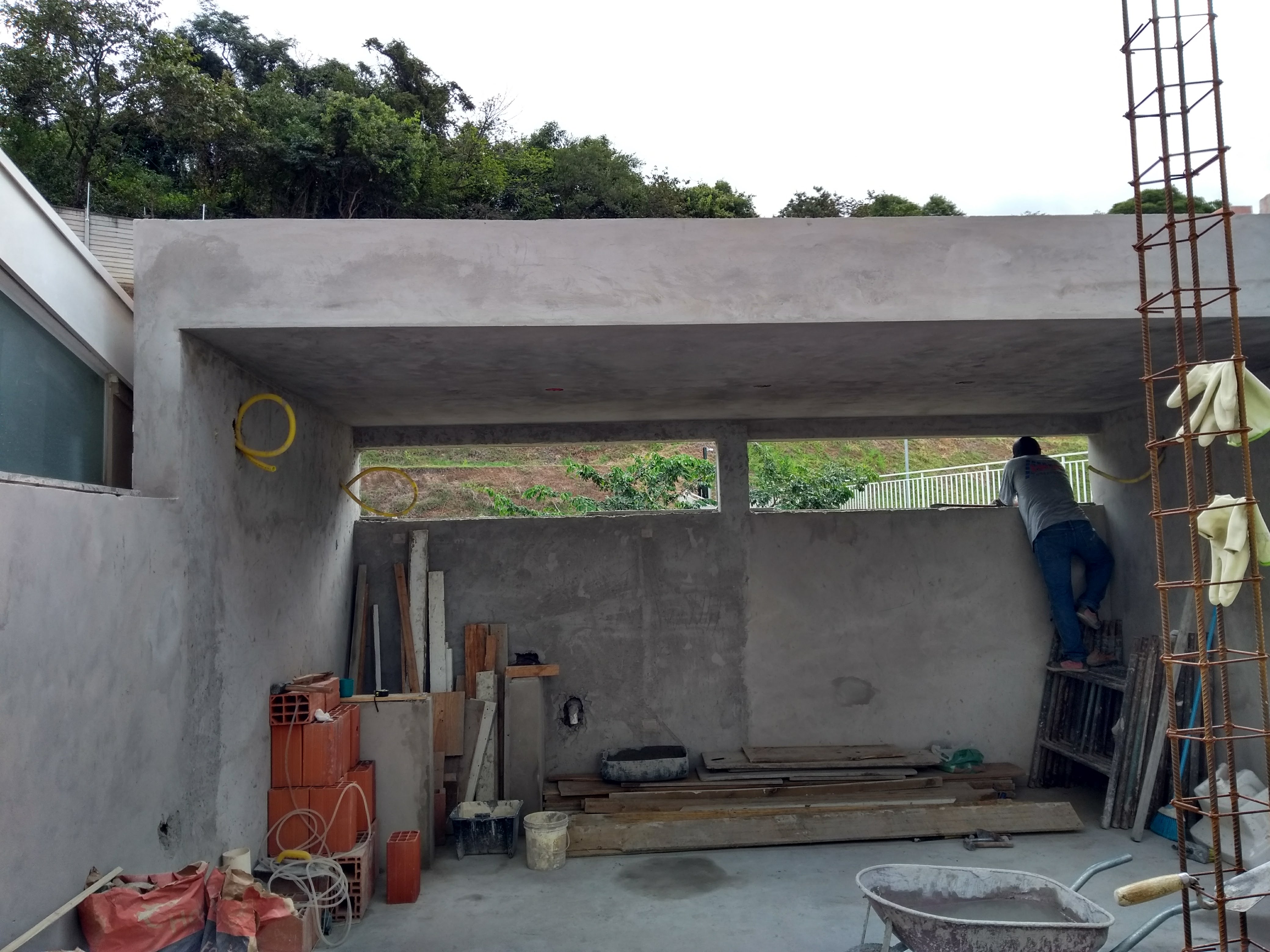 Reboco das paredes e laje da edicula.jpg