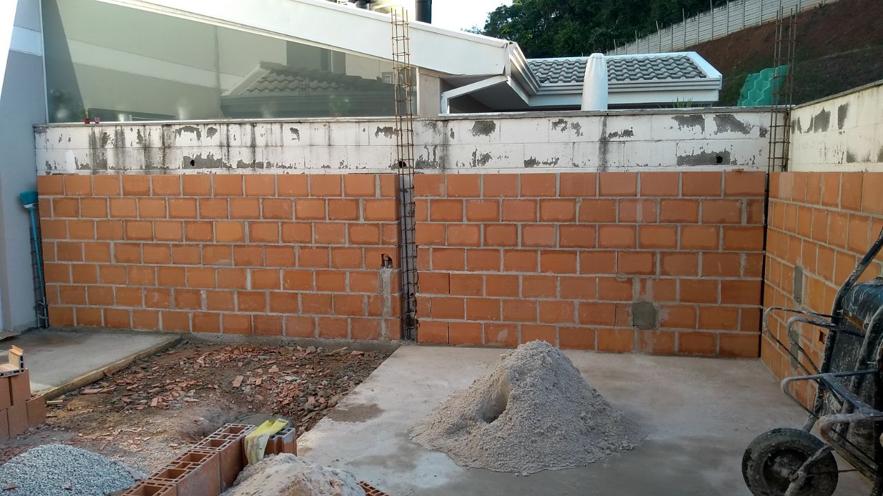 Execução das paredes em alvenaria da edícula.jpg