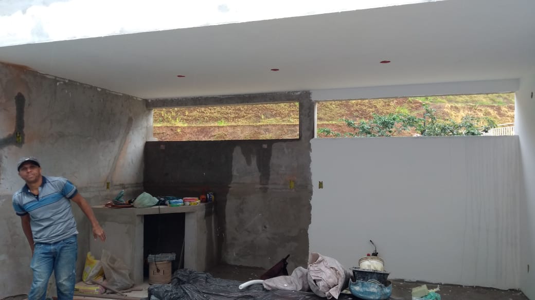 Amassiamento das paredes da edícula.jpg