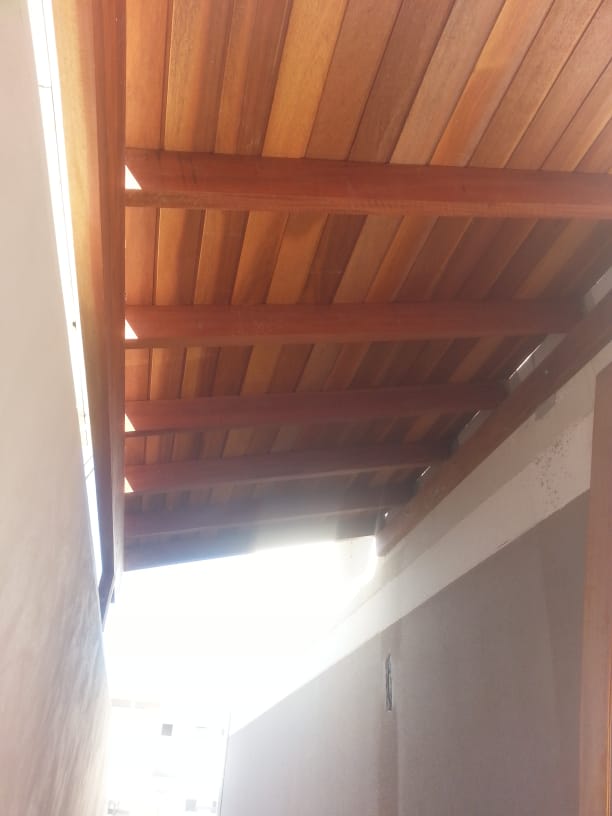 Telhado com forro de madeira da área de serviço.jpeg