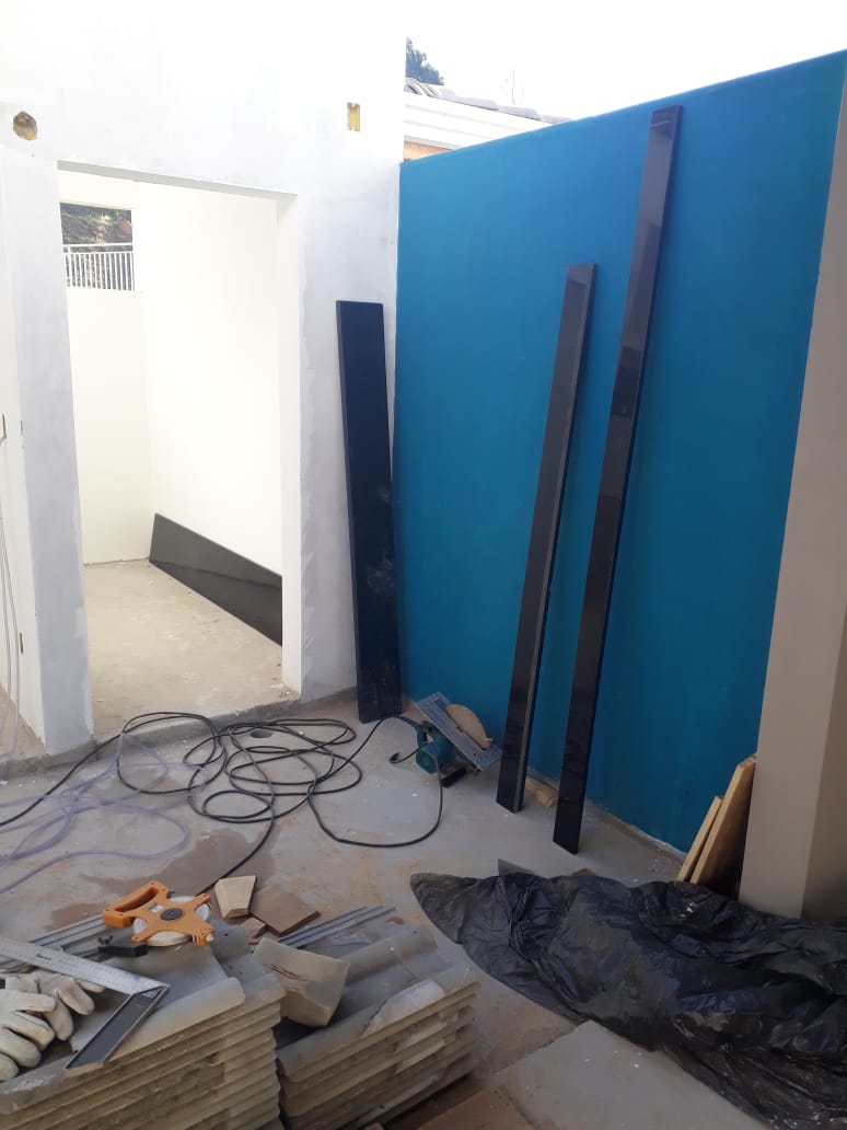 Pintura das paredes e assentamento de mármore da edícula.jpeg