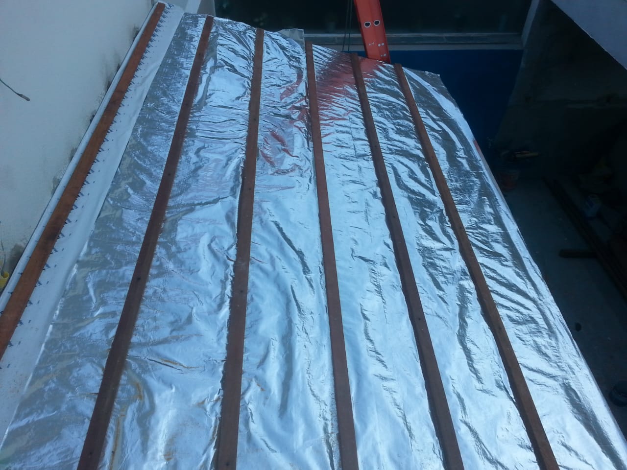 Execução da proteção término do telhado de madeira da varanda.jpeg