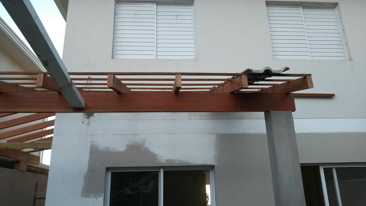 Execução da telhado em madeira da varanda.jpg
