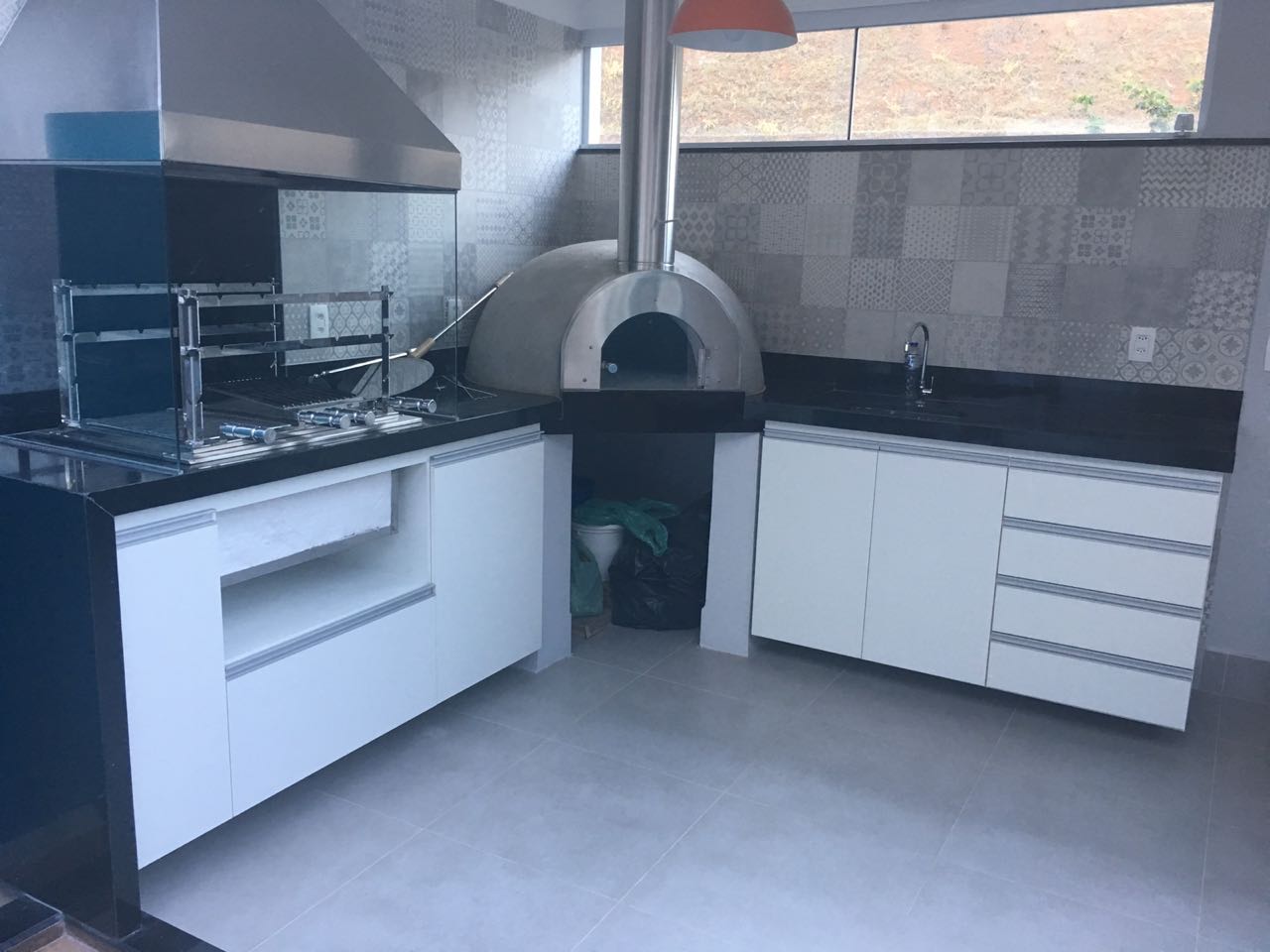 Término de montagem da churrasqueira, forno de pizza e armários.jpeg