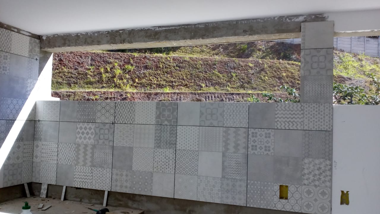 Execução de azulejo das paredes da edícula.jpg
