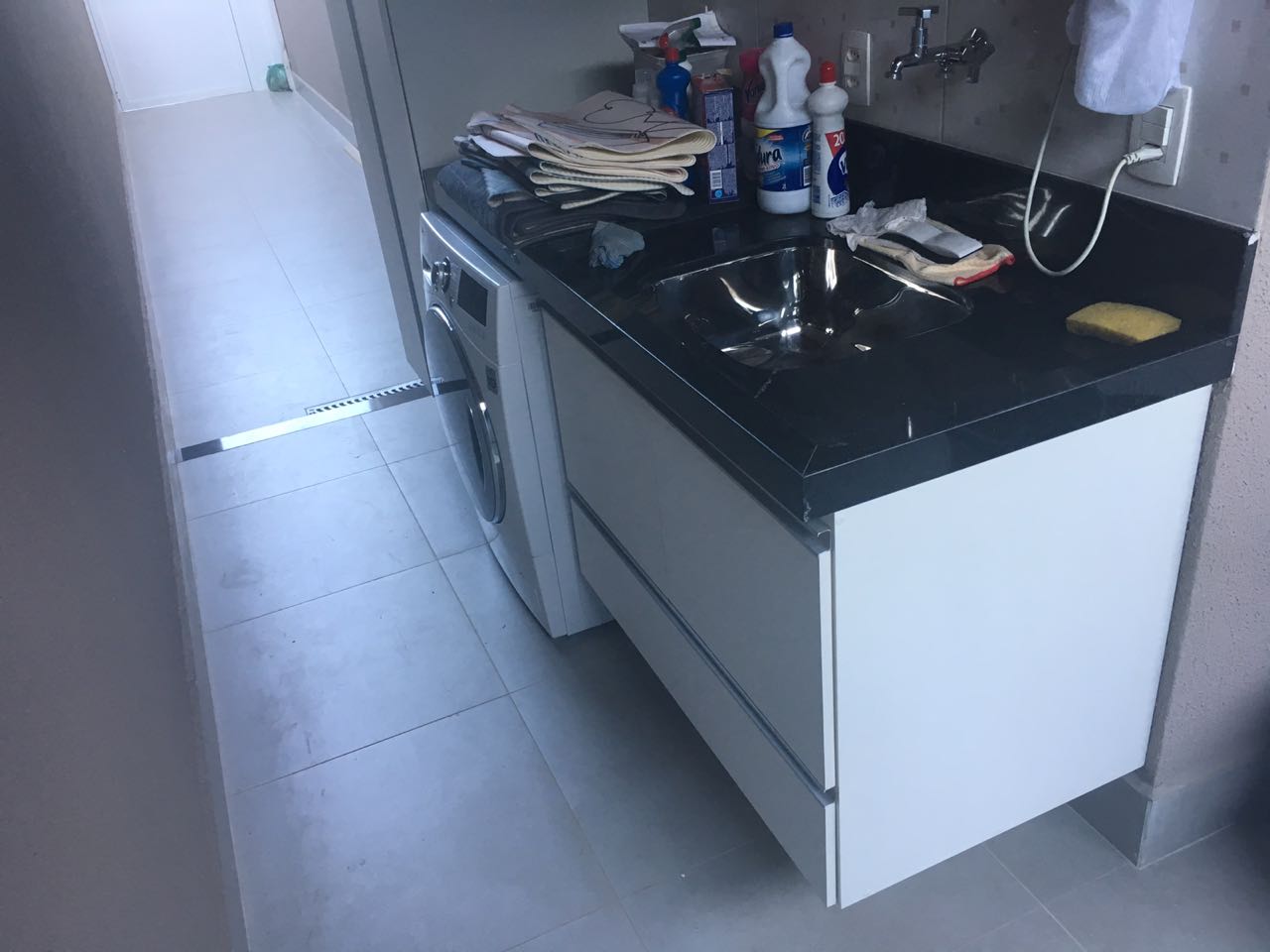 Bancada em mármore e armários da área de serviço.jpeg