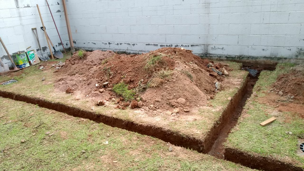 Escavação para execução da fundação da edícula.jpg